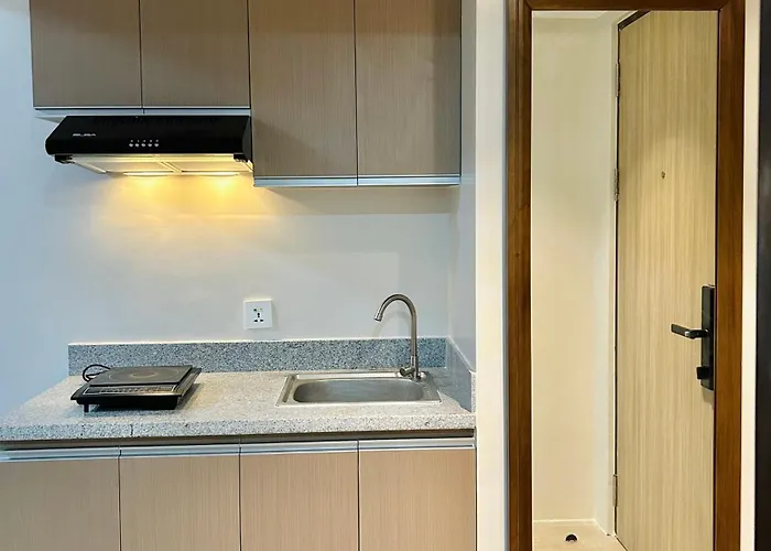 Anaiah's With Balcony Near It Park - Pool & Gym Fun Apartment Cebu