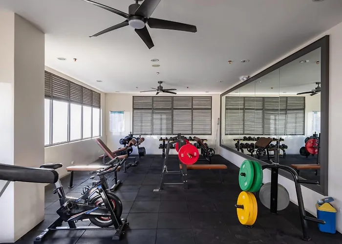 Apartment Anaiah's With Balcony Near It Park - Pool & Gym Fun
